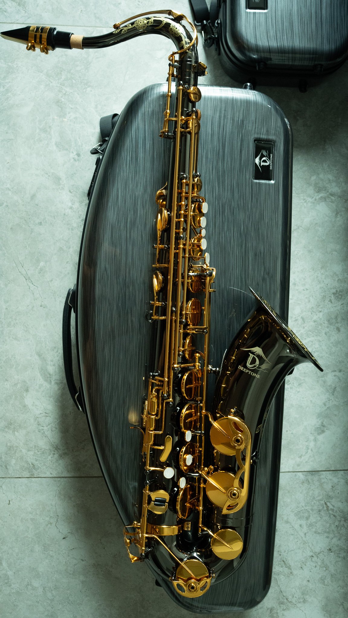 DTS500 Tenor Saxophone — Black & Gold